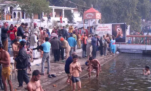 Nahan: श्रद्धालुओं ने रेणुका जी सरोवर में किया आस्था स्नान