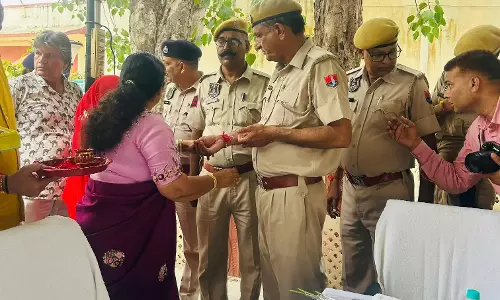 Jaipur: मंजू शर्मा ने राखी बांधकर पुलिस बल को दिया सम्मान Jaipur: मंजू शर्मा ने राखी बांधकर पुलिस बल को दिया सम्मान