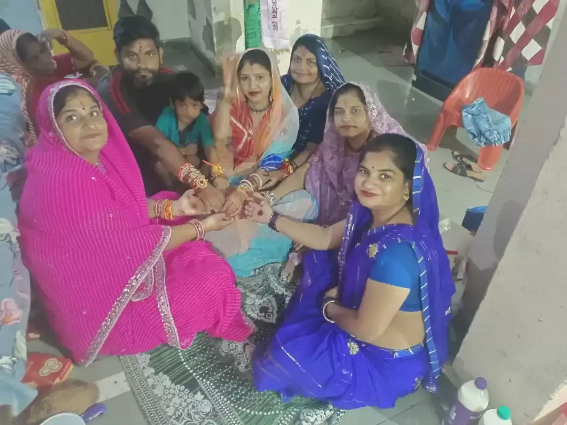 Jaipur: रक्षाबंधन पर फुहारों संग दिनभर बंधती रहीं राखियां Jaipur: रक्षाबंधन पर फुहारों संग दिनभर बंधती रहीं राखियां