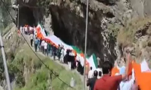 Kupwara जिले में नियंत्रण रेखा के पास टीटवाल में मेगा तिरंगा रैली आयोजित