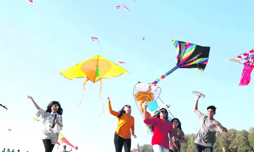 Jammu: युवाओं को परंपराओं से जोड़ने का संदेश, रक्षाबंधन पर पतंगबाजी