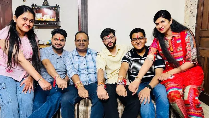 रक्षाबंधन पर शहर में प्रेम और एकजुटता का जश्न मनाया गया रक्षाबंधन पर शहर में प्रेम और एकजुटता का जश्न मनाया गया