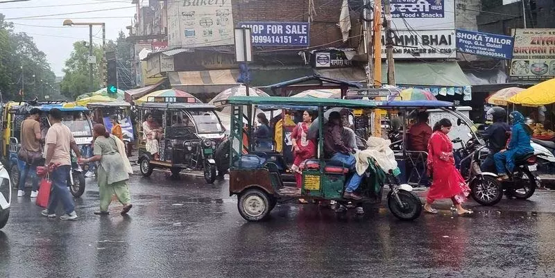 ग्राउंड रिपोर्ट: जीटीबी नगर मेट्रो स्टेशन के पास ई-रिक्शा और ऑटो से जाम हुई सड़कें ग्राउंड रिपोर्ट: जीटीबी नगर मेट्रो स्टेशन के पास ई-रिक्शा और ऑटो से जाम हुई सड़कें