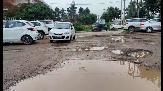 पंचकूला का पेरिस ड्रीम गड्ढों में डूबा पंचकूला का पेरिस ड्रीम गड्ढों में डूबा