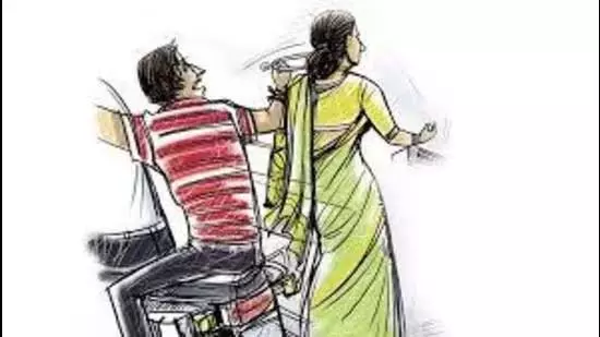 सेक्टर 24 में घर के बाहर चेन स्नैचरों ने वरिष्ठ डॉक्टर को बनाया निशाना सेक्टर 24 में घर के बाहर चेन स्नैचरों ने वरिष्ठ डॉक्टर को बनाया निशाना
