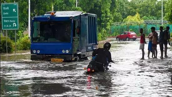जीबी नगर में भारी बारिश, सड़कें और बेसमेंट डूबे, यातायात बाधित जीबी नगर में भारी बारिश, सड़कें और बेसमेंट डूबे, यातायात बाधित