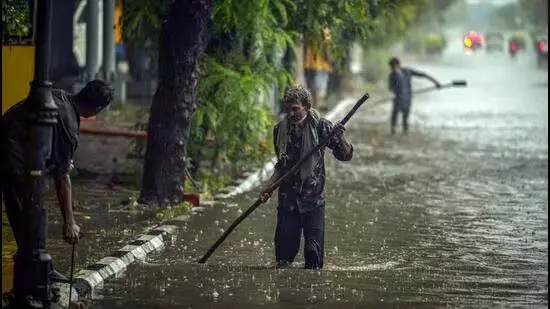 नरेला में खुले मैनहोल में गिरने से बच्चे की मौत नरेला में खुले मैनहोल में गिरने से बच्चे की मौत