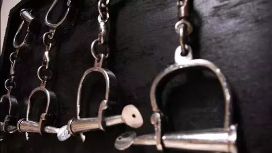 हवाई अड्डे पर विदेशियों से जबरन वसूली करने वाले कैब चालक गिरफ्तार हवाई अड्डे पर विदेशियों से जबरन वसूली करने वाले कैब चालक गिरफ्तार