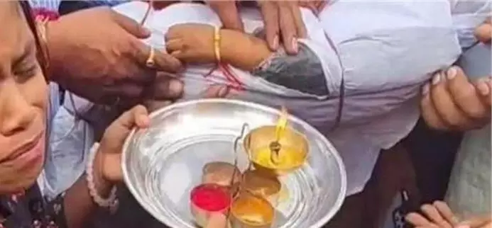 हर किसी की आंखें नम कर दीं...मृत भाई की कलाई पर बांधी राखी हर किसी की आंखें नम कर दीं...मृत भाई की कलाई पर बांधी राखी