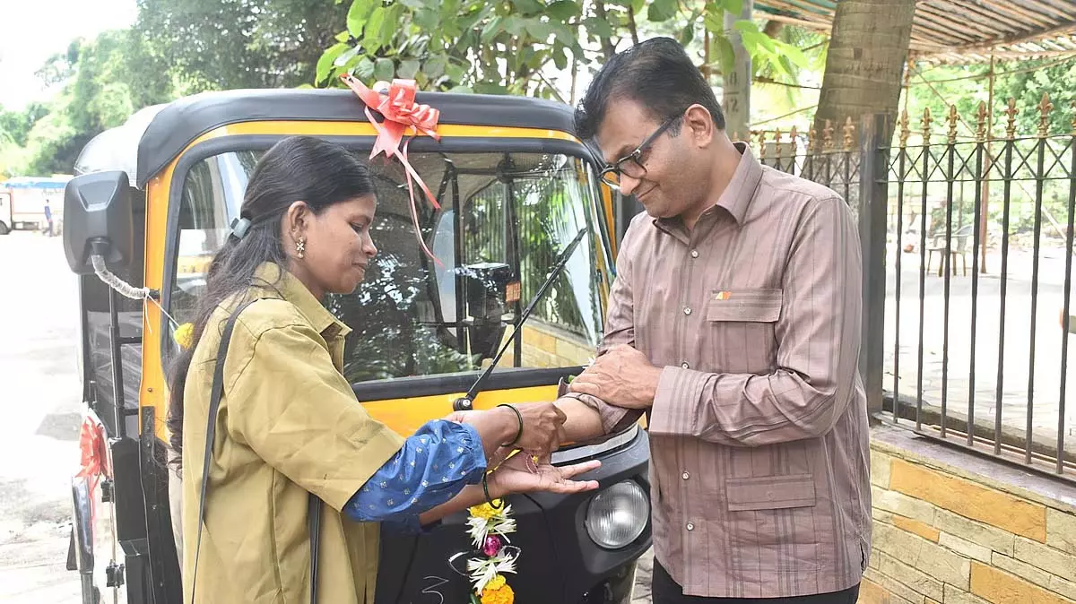 ऑटो चालक, झुग्गी-झोपड़ियों के बच्चों और हाशिए पर रहने वाली महिलाओं के साथ रक्षाबंधन मनाया ऑटो चालक, झुग्गी-झोपड़ियों के बच्चों और हाशिए पर रहने वाली महिलाओं के साथ रक्षाबंधन मनाया