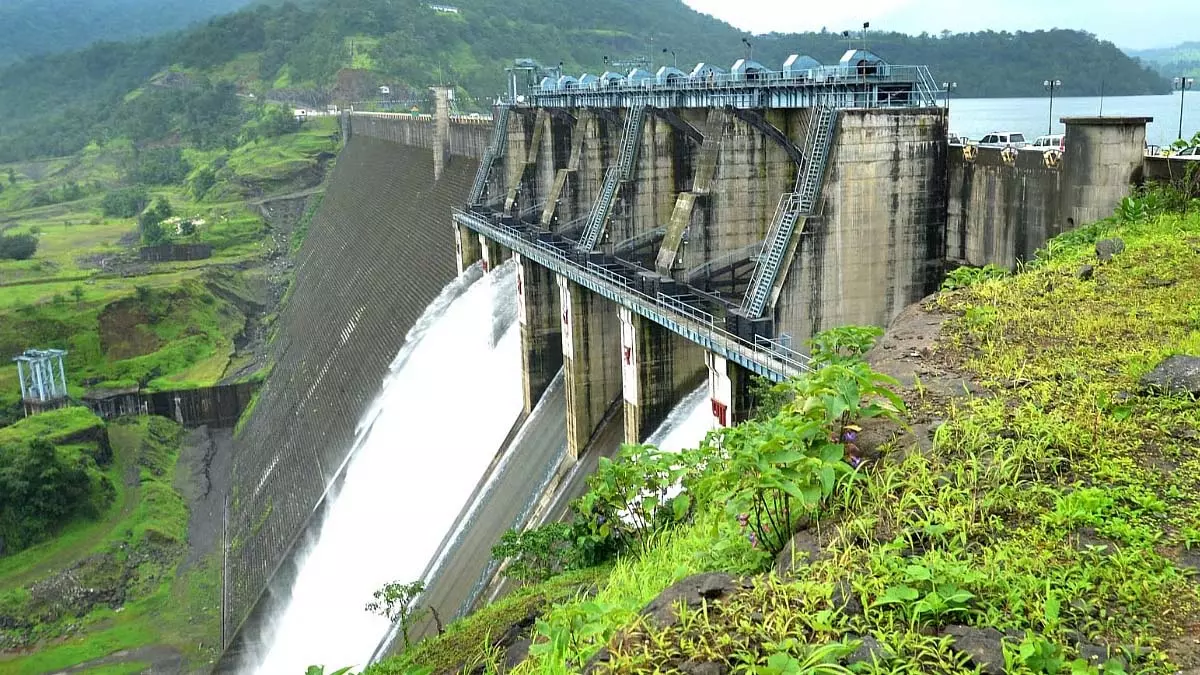बांध पर जलविद्युत और तैरती सौर ऊर्जा को मिलाकर 100 MW की हाइब्रिड बिजली परियोजना को मंजूरी दी बांध पर जलविद्युत और तैरती सौर ऊर्जा को मिलाकर 100 MW की हाइब्रिड बिजली परियोजना को मंजूरी दी