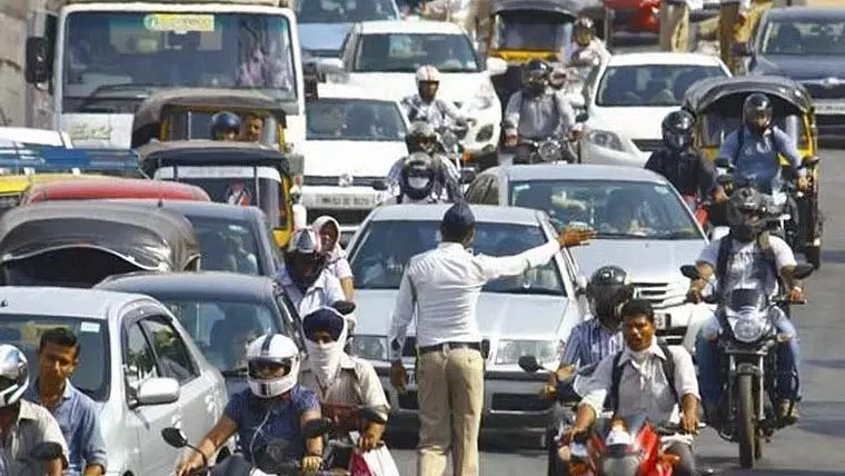 Mumbai : मालाबार हिल निवासियों ने मनमाने पार्किंग जुर्माने की निंदा की Mumbai : मालाबार हिल निवासियों ने मनमाने पार्किंग जुर्माने की निंदा की
