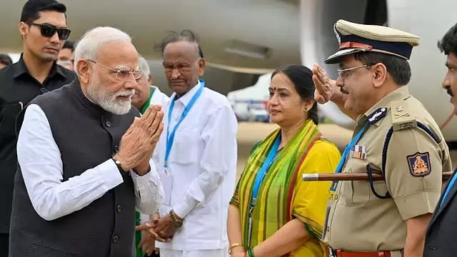 Bengaluru : प्रधानमंत्री HAL हवाई अड्डे पर पहुंचे Bengaluru : प्रधानमंत्री HAL हवाई अड्डे पर पहुंचे