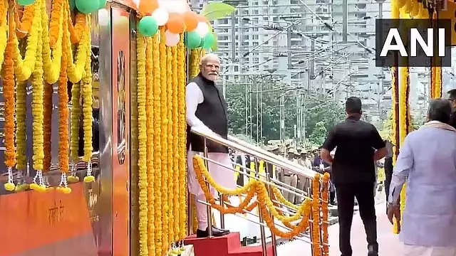 प्रधानमंत्री मोदी बेंगलुरु में: 3 वंदे भारत एक्सप्रेस ट्रेनों का शुभारंभ प्रधानमंत्री मोदी बेंगलुरु में: 3 वंदे भारत एक्सप्रेस ट्रेनों का शुभारंभ