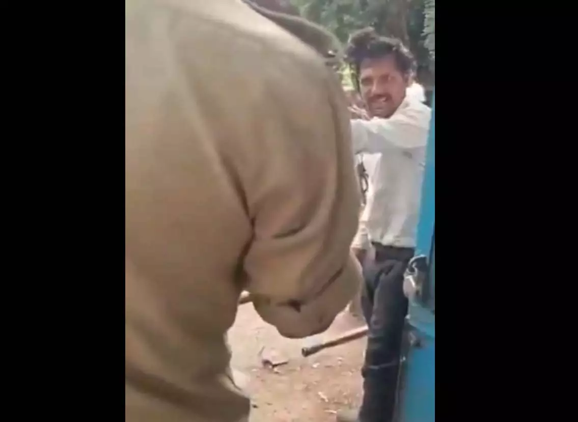 पत्नी का VIDEO सामने आया, सड़क पर पति को बाल पकड़कर पीटा, रौद्र रूप वायरल पत्नी का VIDEO सामने आया, सड़क पर पति को बाल पकड़कर पीटा, रौद्र रूप वायरल