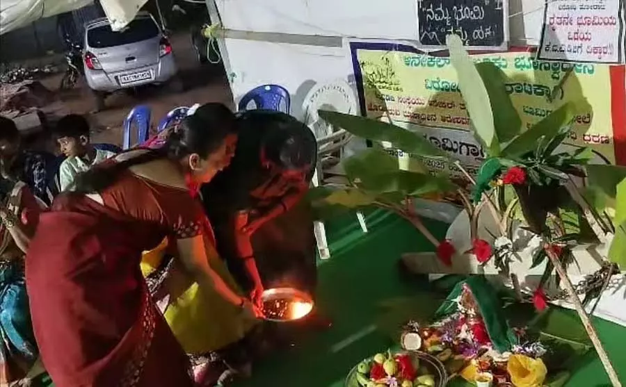 किसानों और किसान महिलाओं ने मिलकर वरमहालक्ष्मी उत्सव मनाया किसानों और किसान महिलाओं ने मिलकर वरमहालक्ष्मी उत्सव मनाया