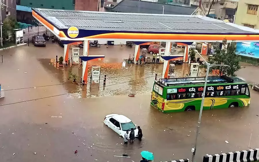 भारी बारिश: राजमार्ग और रेलवे स्टेशन में पानी घुस गया भारी बारिश: राजमार्ग और रेलवे स्टेशन में पानी घुस गया