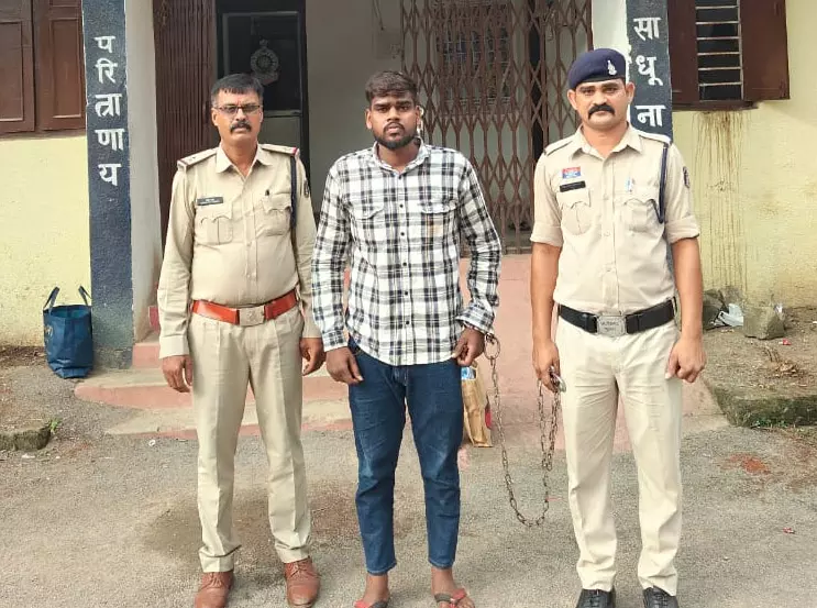 रायपुर : शराब परिवहन करते युवक पकड़ाया रायपुर : शराब परिवहन करते युवक पकड़ाया