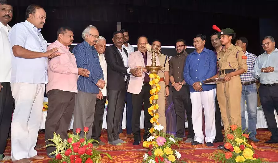 भ्रम छोड़ें, अपने सपनों और लक्ष्यों का पीछा करें और जीतें: उपायुक्त एम.आर. रवि भ्रम छोड़ें, अपने सपनों और लक्ष्यों का पीछा करें और जीतें: उपायुक्त एम.आर. रवि