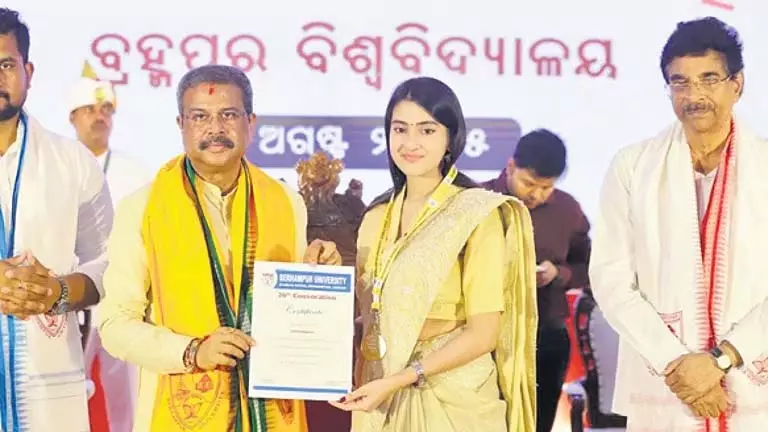 राज्यपाल Hari Babu-प्रधान ने छात्रों से नवाचार और अनुसंधान अपनाने का आह्वान किया राज्यपाल Hari Babu-प्रधान ने छात्रों से नवाचार और अनुसंधान अपनाने का आह्वान किया