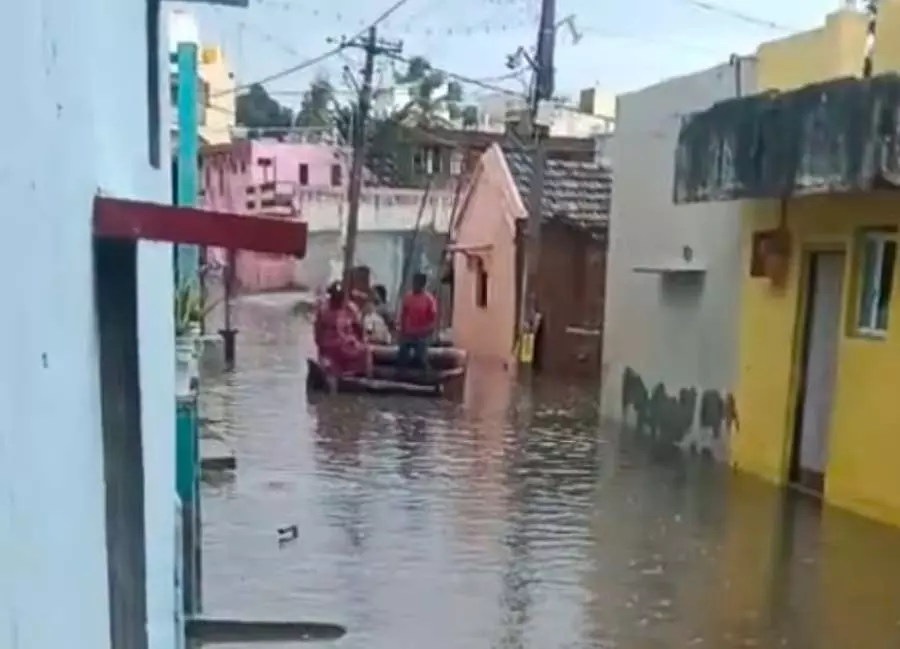 भारी बारिश: घरों में घुसा पानी भारी बारिश: घरों में घुसा पानी