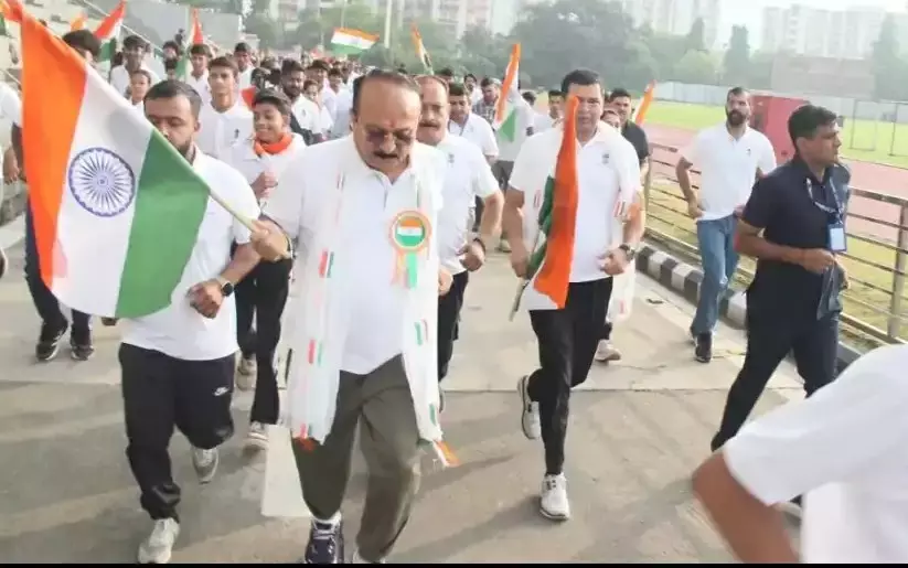 New Delhi: तिरंगा दौड़ में हजारों बच्चों ने भारत को स्वच्छ बनाने का दिया संदेश New Delhi: तिरंगा दौड़ में हजारों बच्चों ने भारत को स्वच्छ बनाने का दिया संदेश