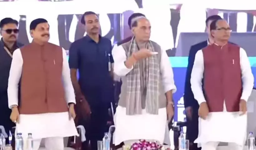 केंद्रीय रक्षा मंत्री ने MP के रायसेन में 1,800 करोड़ की ग्रीनफील्ड रेल कोच फैक्ट्री की आधारशिला रखी केंद्रीय रक्षा मंत्री ने MP के रायसेन में 1,800 करोड़ की ग्रीनफील्ड रेल कोच फैक्ट्री की आधारशिला रखी
