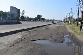 Jammu: कुपवाड़ा के नोगाम में टूटी सड़क ने बढ़ाई मुश्किलें Jammu: कुपवाड़ा के नोगाम में टूटी सड़क ने बढ़ाई मुश्किलें