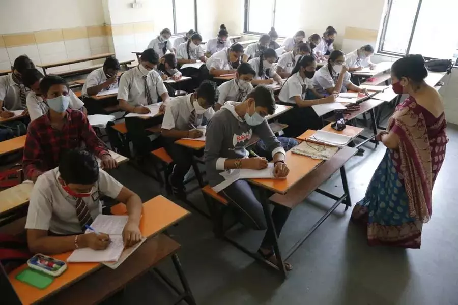 खादर समिति ने Kerala में शिक्षक संघों को विनियमित करने के लिए जनमत संग्रह की सिफारिश की खादर समिति ने Kerala में शिक्षक संघों को विनियमित करने के लिए जनमत संग्रह की सिफारिश की
