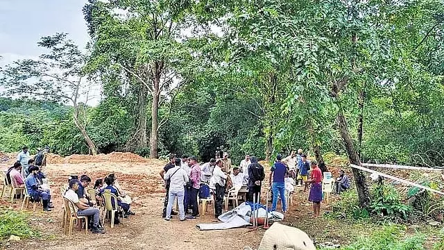 धर्मस्थल सामूहिक दाह संस्कार मामला: SIT ने नए स्थान पर तलाशी ली, कोई शव नहीं मिला धर्मस्थल सामूहिक दाह संस्कार मामला: SIT ने नए स्थान पर तलाशी ली, कोई शव नहीं मिला