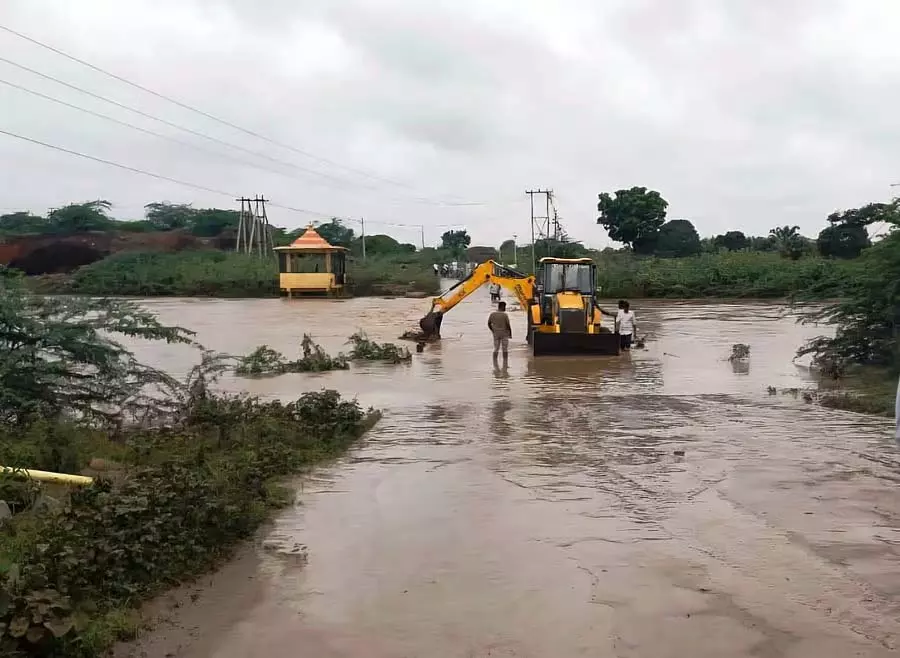 डोनी नदी में बाढ़ कम हुई: वाहनों का आवागमन फिर से शुरू डोनी नदी में बाढ़ कम हुई: वाहनों का आवागमन फिर से शुरू