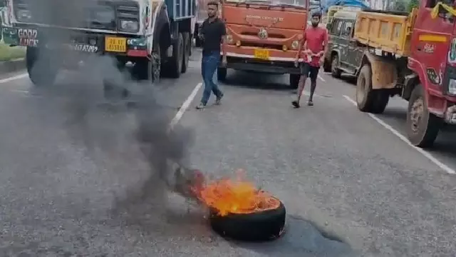 पत्रापाड़ा में हिट एंड रन मामला: गुस्साए स्थानीय लोगों ने फुट ओवरब्रिज की मांग को लेकर किया प्रदर्शन पत्रापाड़ा में हिट एंड रन मामला: गुस्साए स्थानीय लोगों ने फुट ओवरब्रिज की मांग को लेकर किया प्रदर्शन