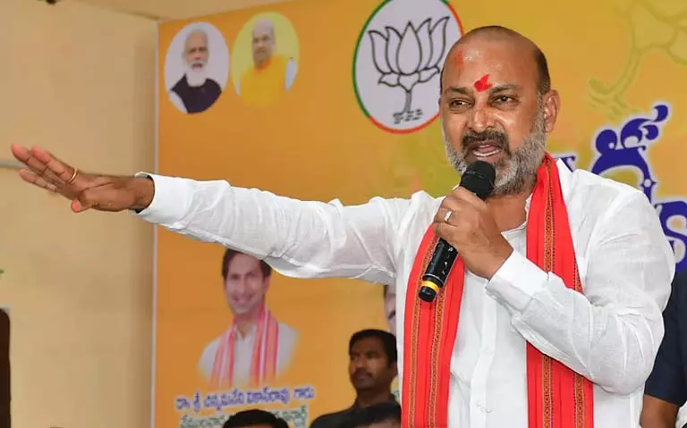 कांग्रेस, BRS एक-दूसरे की पीठ खुजा रहे: बंदी संजय कांग्रेस, BRS एक-दूसरे की पीठ खुजा रहे: बंदी संजय