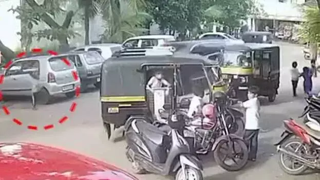 Kerala: स्कूल में कार दुर्घटना से बच्ची घायल, अभिभावकों को देर से मिली खबर Kerala: स्कूल में कार दुर्घटना से बच्ची घायल, अभिभावकों को देर से मिली खबर