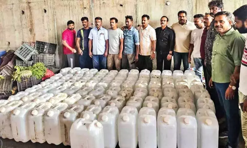 Kerala : सब्जी ट्रक में तस्करी कर लाई जा रही 2765 लीटर स्प्रिट जब्त Kerala : सब्जी ट्रक में तस्करी कर लाई जा रही 2765 लीटर स्प्रिट जब्त
