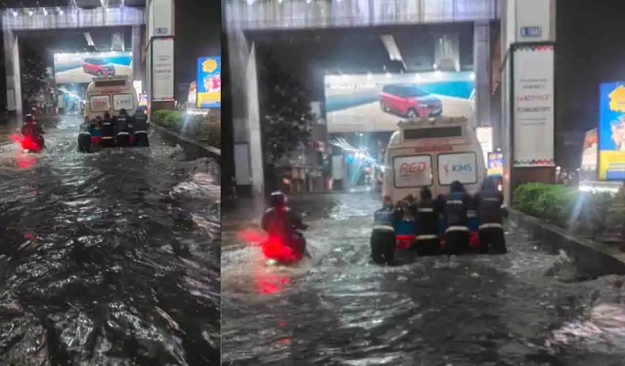 Hyderabad में भारी बारिश से सड़कें जलमग्न, यात्री घंटों फंसे रहे Hyderabad में भारी बारिश से सड़कें जलमग्न, यात्री घंटों फंसे रहे