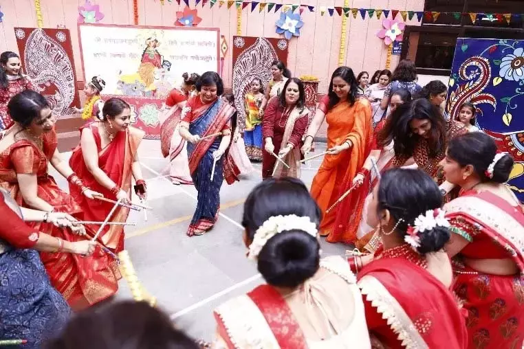 DEO के महिला शिक्षकों के साथ नृत्य पर विवाद DEO के महिला शिक्षकों के साथ नृत्य पर विवाद