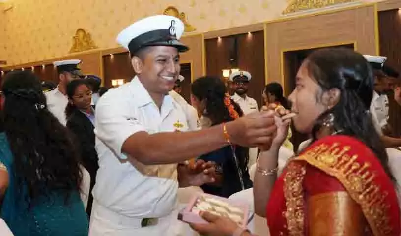 Telangana में हर्षोल्लास और परंपरा के साथ रक्षाबंधन मनाते हुए बहनें पवित्र धागे बांधती Telangana में हर्षोल्लास और परंपरा के साथ रक्षाबंधन मनाते हुए बहनें पवित्र धागे बांधती