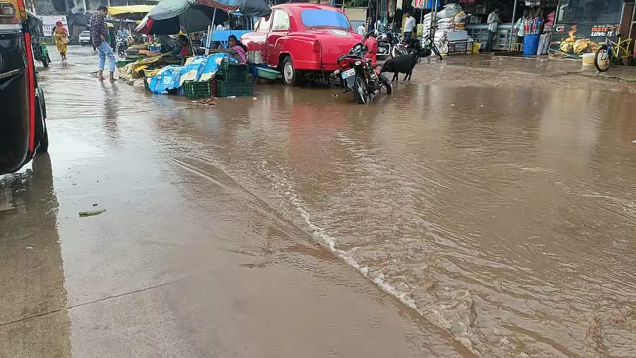 बारिश हुई तो यातायात अस्त-व्यस्त: कई जगहों पर नालियां नहीं बारिश हुई तो यातायात अस्त-व्यस्त: कई जगहों पर नालियां नहीं