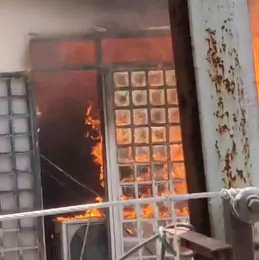 कारोबारी के रूम में लगी आग, नीचे बैग की दुकान, मचा हड़कंप कारोबारी के रूम में लगी आग, नीचे बैग की दुकान, मचा हड़कंप