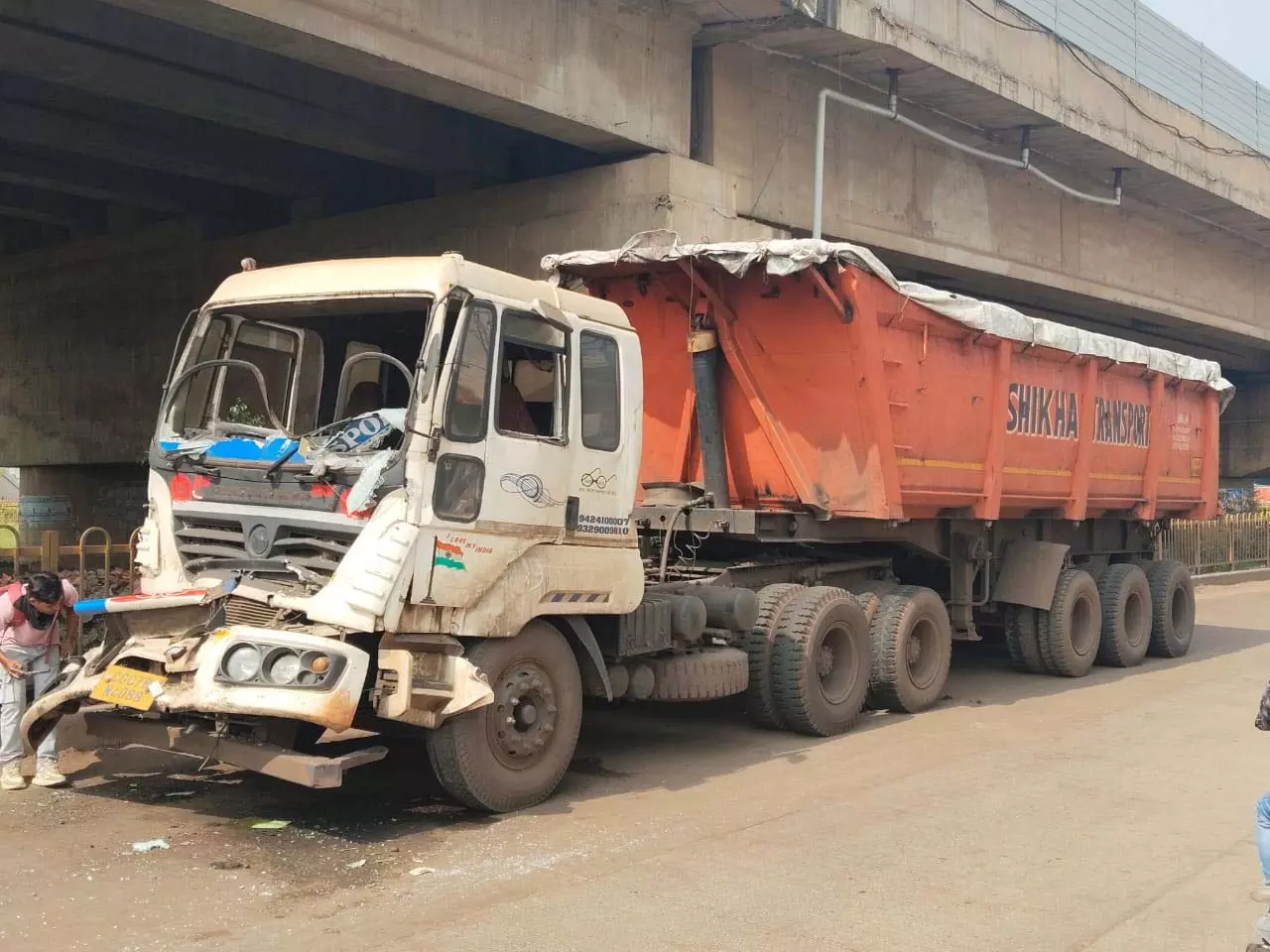 आमानाका में हाईवे पर अज्ञात वाहन की टक्कर, चालक गंभीर, हेल्पर घायल आमानाका में हाईवे पर अज्ञात वाहन की टक्कर, चालक गंभीर, हेल्पर घायल