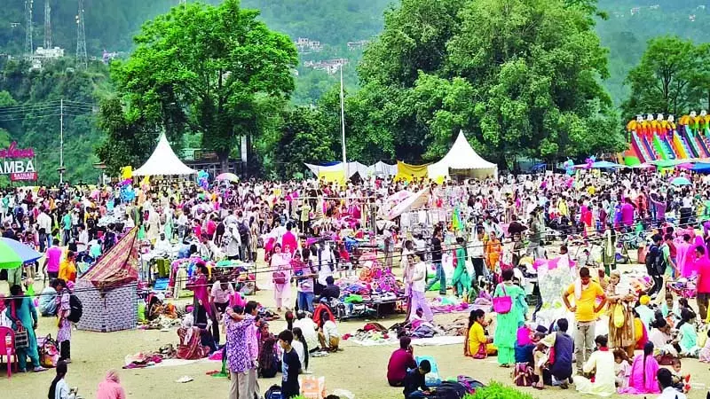 चौगान में खरीददारी को उमडी भीड़ चौगान में खरीददारी को उमडी भीड़