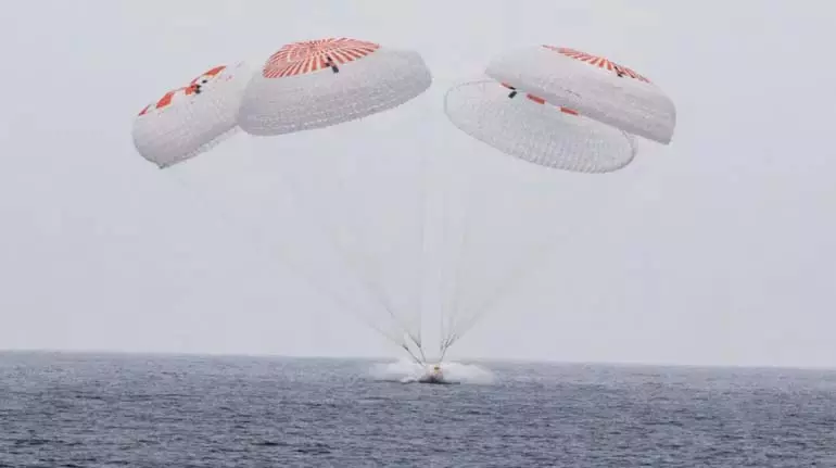 SpaceX capsule पर सवार होकर 5 महीने के आईएसएस मिशन के बाद नासा के अंतरिक्ष यात्री प्रशांत महासागर में उतरे SpaceX capsule पर सवार होकर 5 महीने के आईएसएस मिशन के बाद नासा के अंतरिक्ष यात्री प्रशांत महासागर में उतरे
