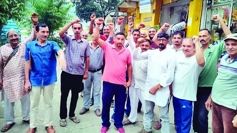 एनएचएआई की कार्रवाई पर आक्रोश एनएचएआई की कार्रवाई पर आक्रोश