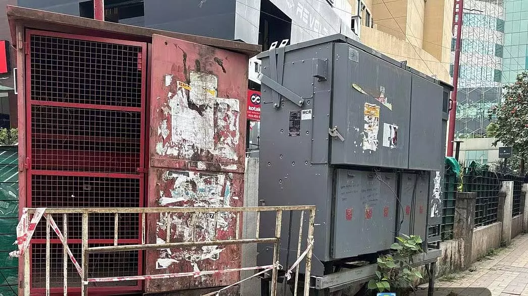 कल्याणी नगर के निवासियों ने फुटपाथों को अवरुद्ध करने वाले इलेक्ट्रिक जंक्शन बॉक्सों पर चिंता जताई कल्याणी नगर के निवासियों ने फुटपाथों को अवरुद्ध करने वाले इलेक्ट्रिक जंक्शन बॉक्सों पर चिंता जताई
