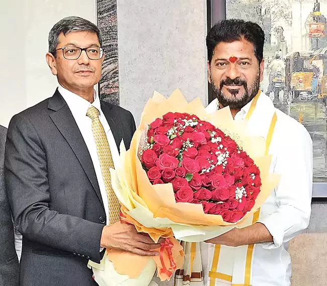 तेलंगाना में अक्षय ऊर्जा क्षेत्र में भारी निवेश के लिए तैयार है : CM तेलंगाना में अक्षय ऊर्जा क्षेत्र में भारी निवेश के लिए तैयार है : CM