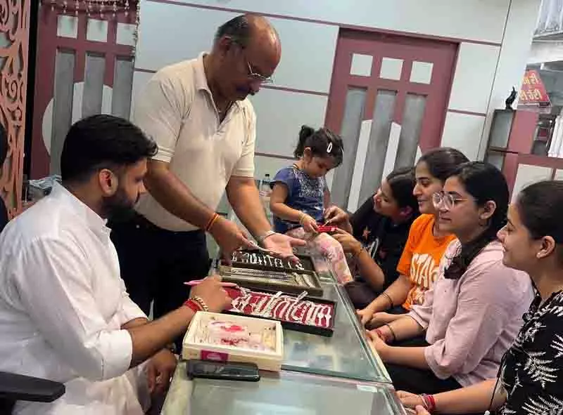 Rakhi की परंपरा के विकास के साथ कीमती धातुओं ने साधारण धागों की जगह ले ली Rakhi की परंपरा के विकास के साथ कीमती धातुओं ने साधारण धागों की जगह ले ली