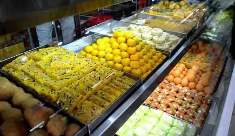 कार्यकर्ताओं ने मिठाई की दुकानों पर Packaging के वजन के हिसाब से अधिक पैसे वसूलने का आरोप लगाया कार्यकर्ताओं ने मिठाई की दुकानों पर Packaging के वजन के हिसाब से अधिक पैसे वसूलने का आरोप लगाया