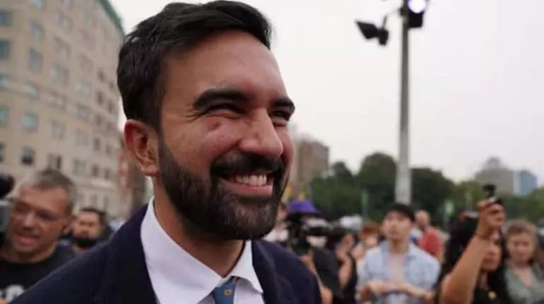 NYC के मेयर पद के उम्मीदवार ज़ोहरान ममदानी ने राखी की शुभकामनाएं साझा कीं NYC के मेयर पद के उम्मीदवार ज़ोहरान ममदानी ने राखी की शुभकामनाएं साझा कीं