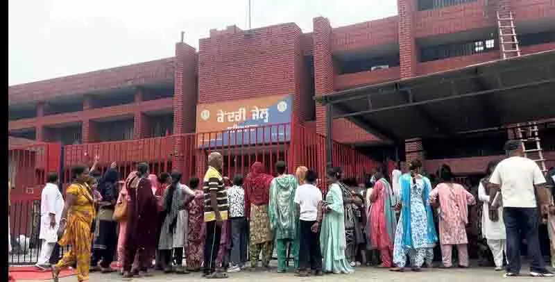 Ludhiana: 900 महिलाओं द्वारा भाइयों को राखी बांधने के लिए जेल जाने पर भावनाएं उमड़ पड़ीं Ludhiana: 900 महिलाओं द्वारा भाइयों को राखी बांधने के लिए जेल जाने पर भावनाएं उमड़ पड़ीं